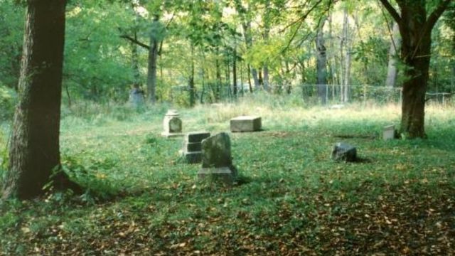 The Story Behind This Haunted Cemetery in Illinois is Terrifying